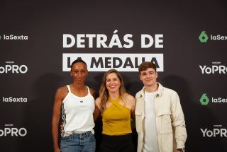 Ana Peleteiro, Sara Andrés y Joel Plata en la presentación de "Detrás de la Medalla"